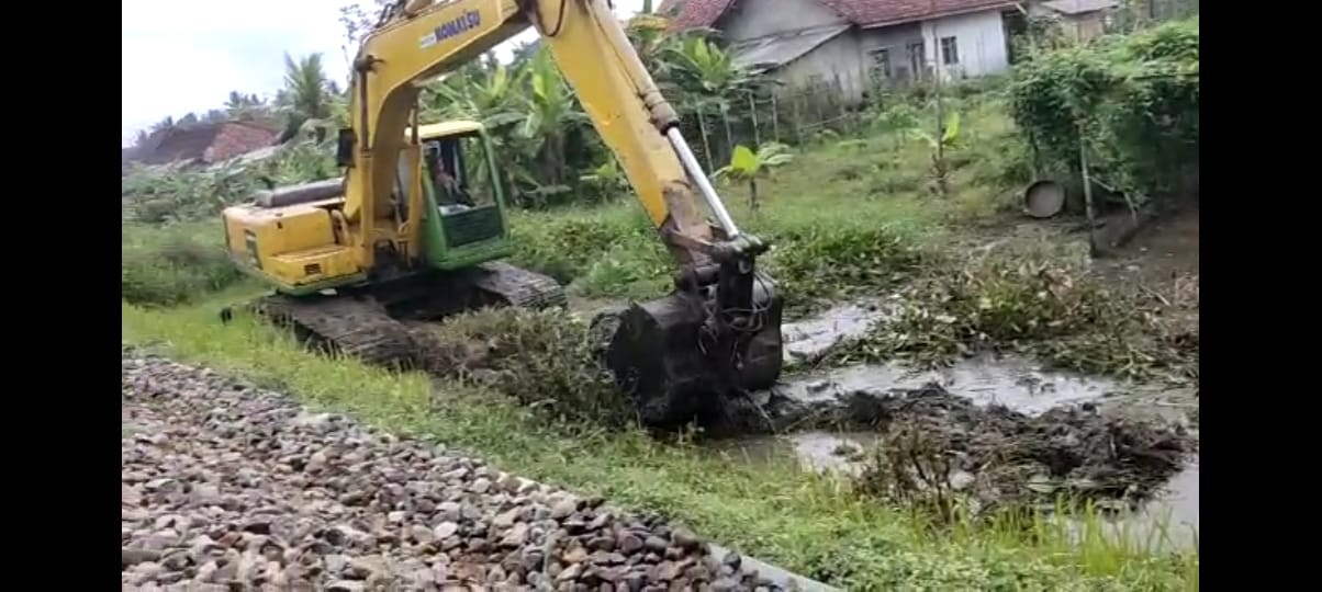 Hujan Deras Mulai Turun, Desa Cintaratu Sigap Atasi Banjir