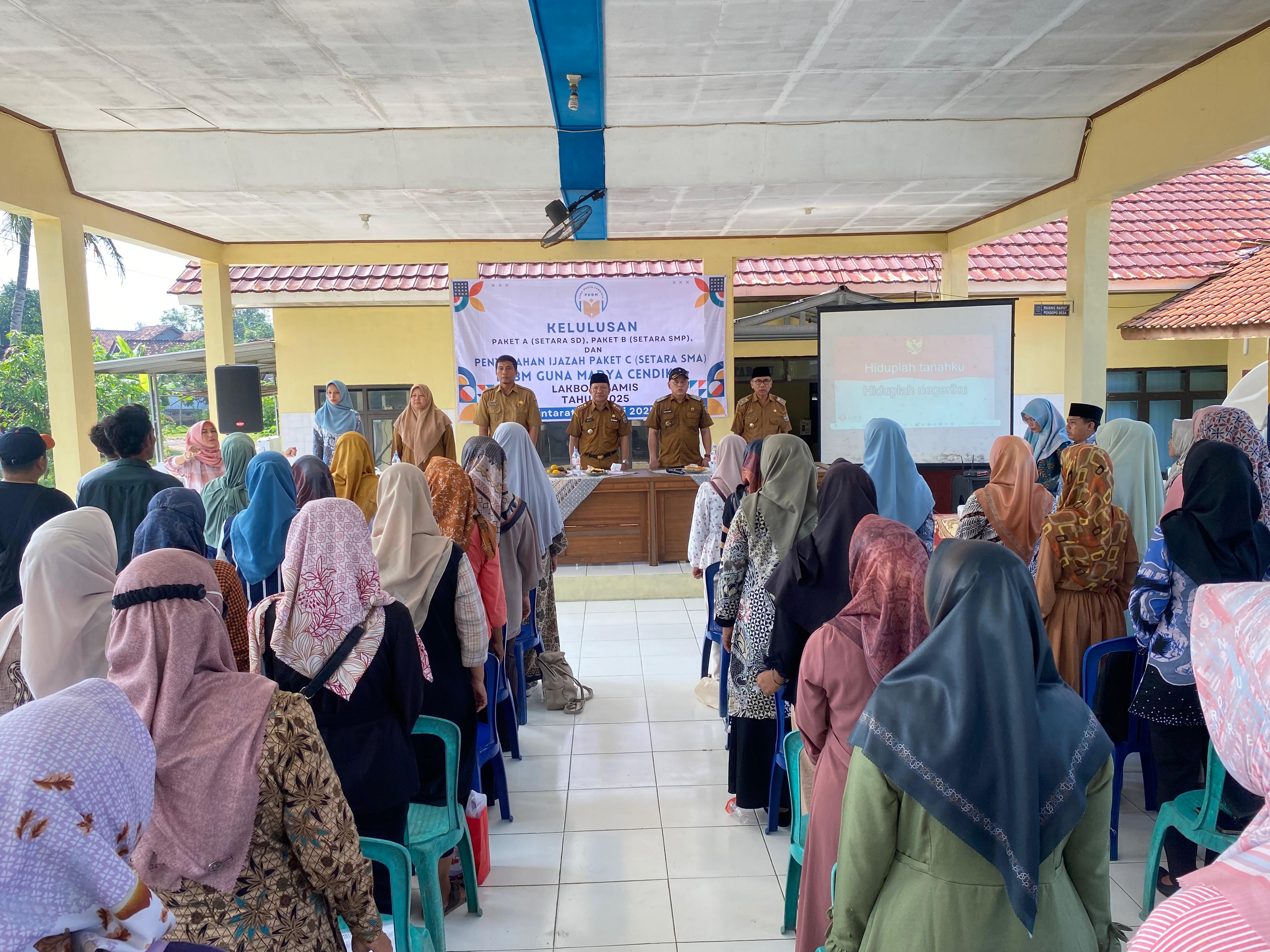 Dinas Kependudukan dan Pencatatan Sipil (Disdukcapil) Ciamis laksanakan Update Data Masyarakat dalam Kelulusan dan Penyerahan Ijazah di PKBM Guna Madya Cendikia